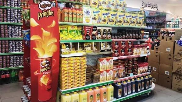 رفوف متنوعة من منتجات البقالة